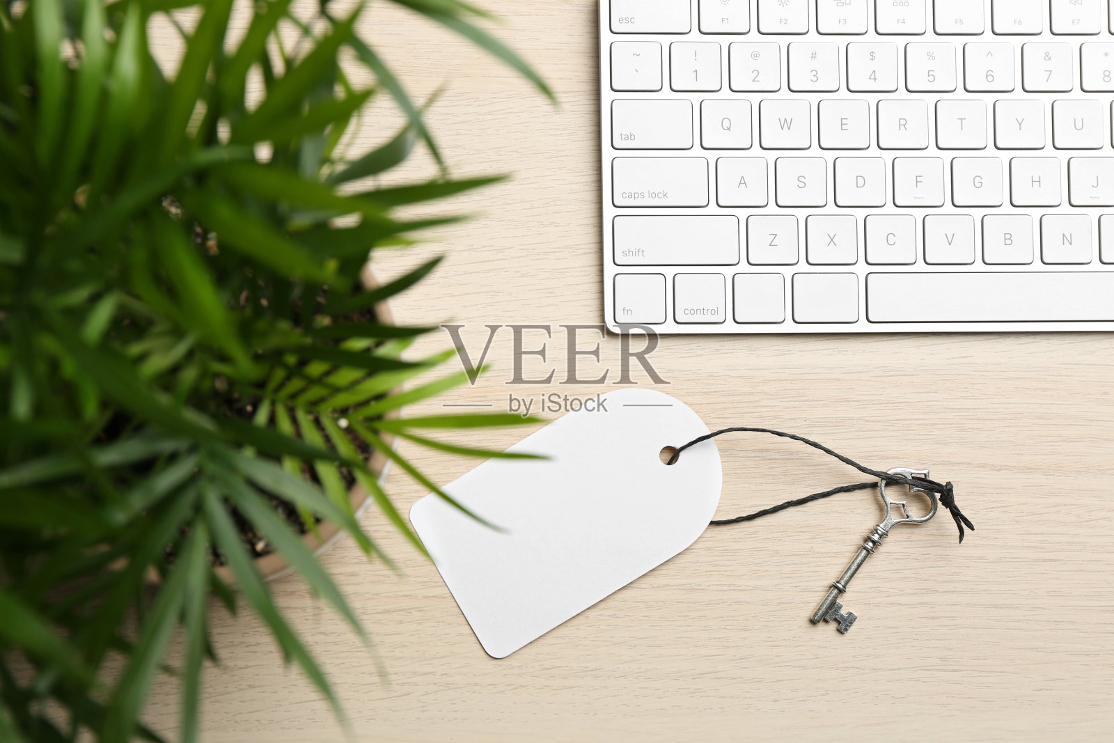 木桌上的键盘和空白标签键，俯视图。关键字的概念照片摄影图片