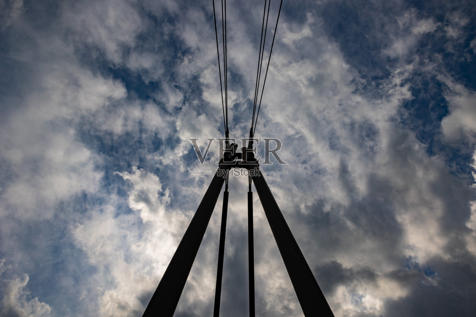 在美丽的蓝天下，桥的低角度剪影，建筑元素，自然和天气概念照片摄影图片