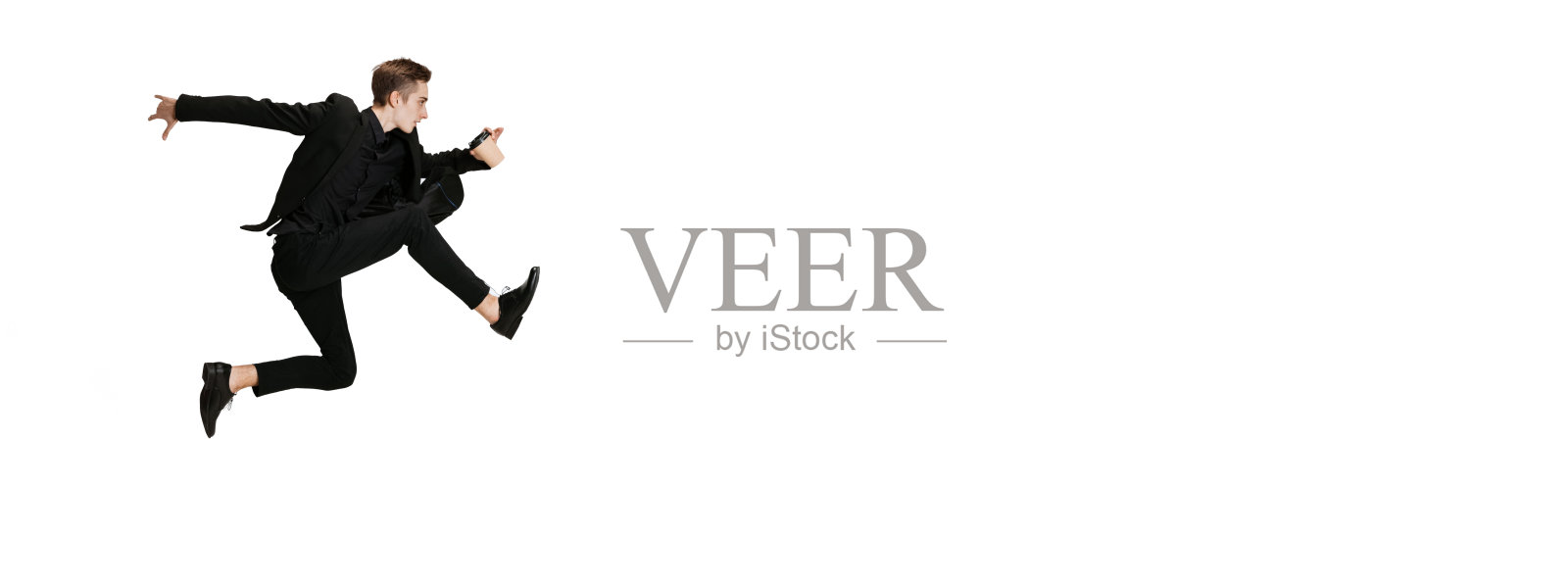 身着黑色西装的年轻人在白色背景下孤身一人跳舞。艺术，运动，行动，灵活性，灵感概念。照片摄影图片