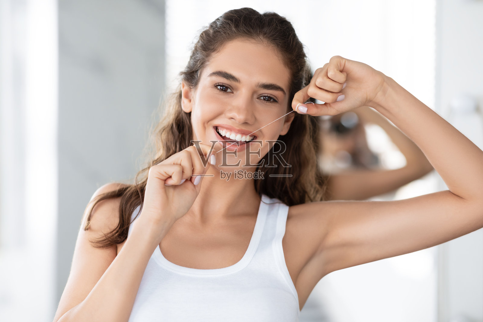在室内用牙线清洁牙齿的女士的头像照片摄影图片