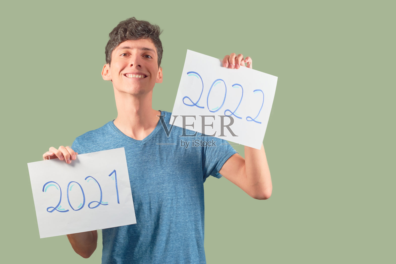 从2021年到2022年，快乐的家伙，简单的背景。照片摄影图片
