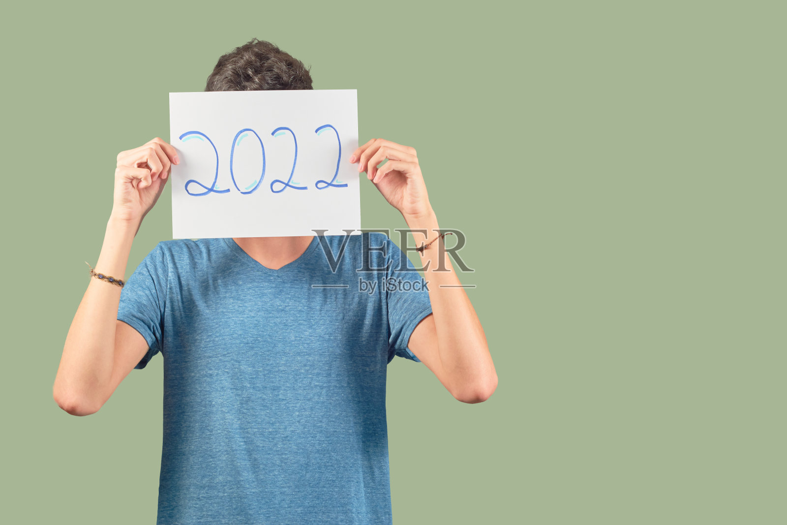 显示2022年新年标志的家伙，被孤立在平原上。照片摄影图片