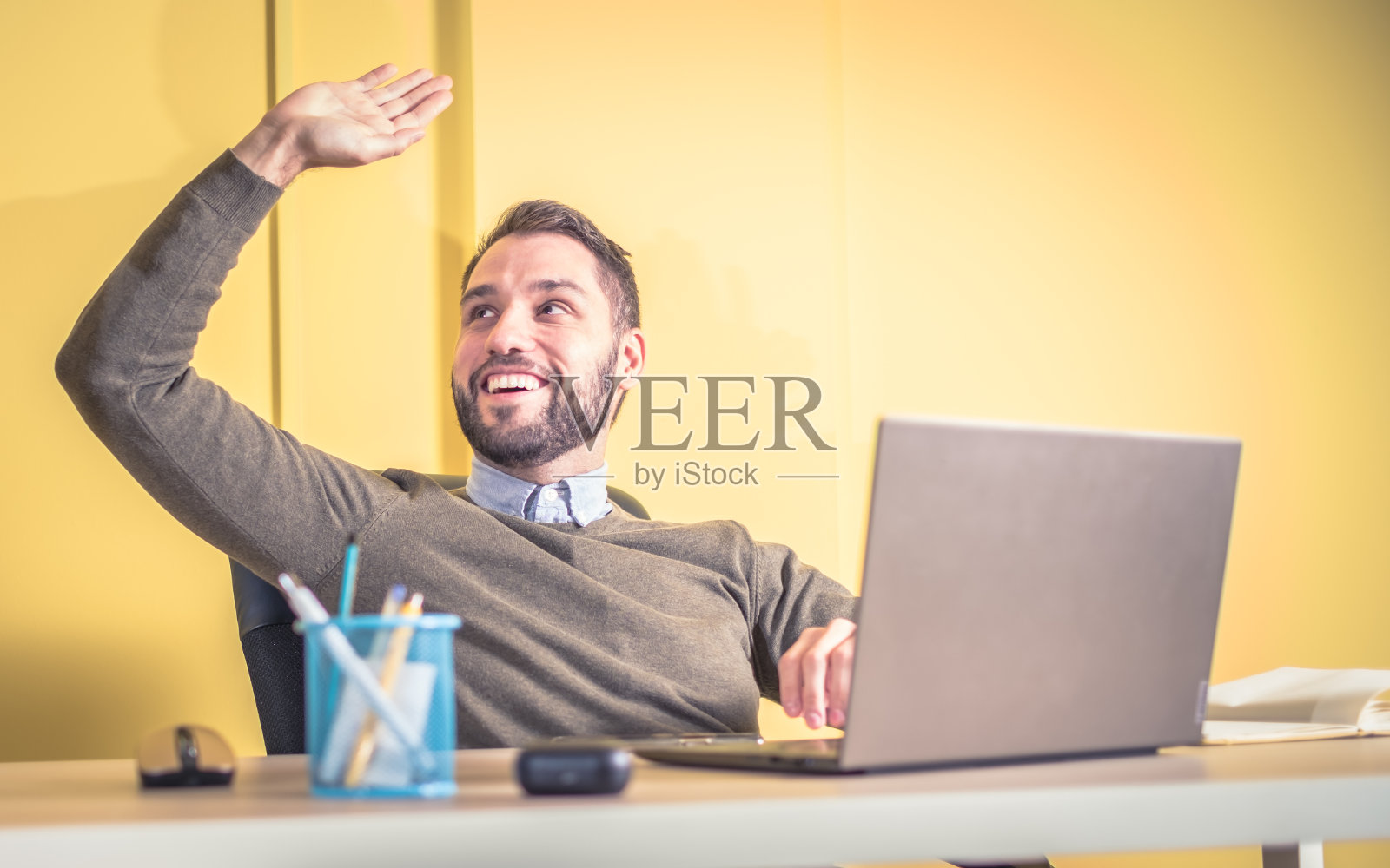 商人和他的同事击掌照片摄影图片