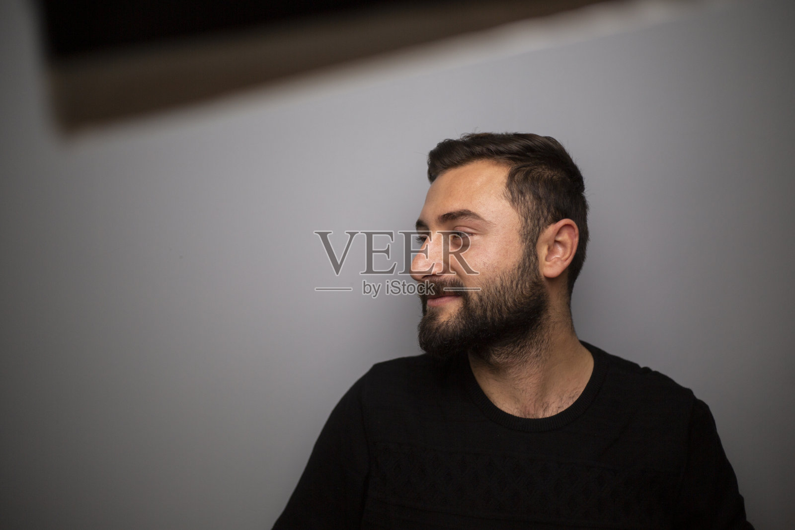 微笑英俊男子的肖像照片摄影图片