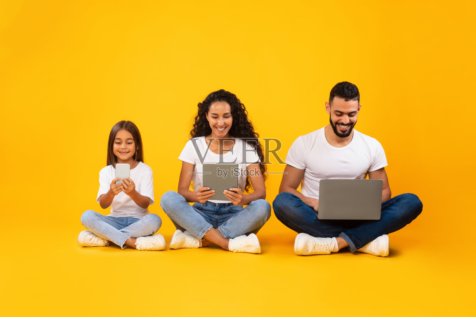 中东家庭使用电子设备照片摄影图片