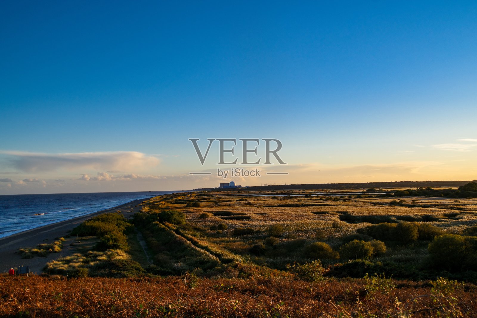 宁静的沙丘和沼泽的萨福克海岸沐浴在晚秋的阳光，东安格利亚，英国照片摄影图片