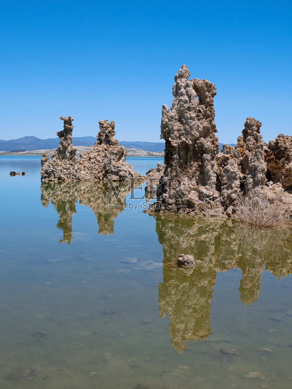 加州的莫诺湖，有凝灰岩塔照片摄影图片