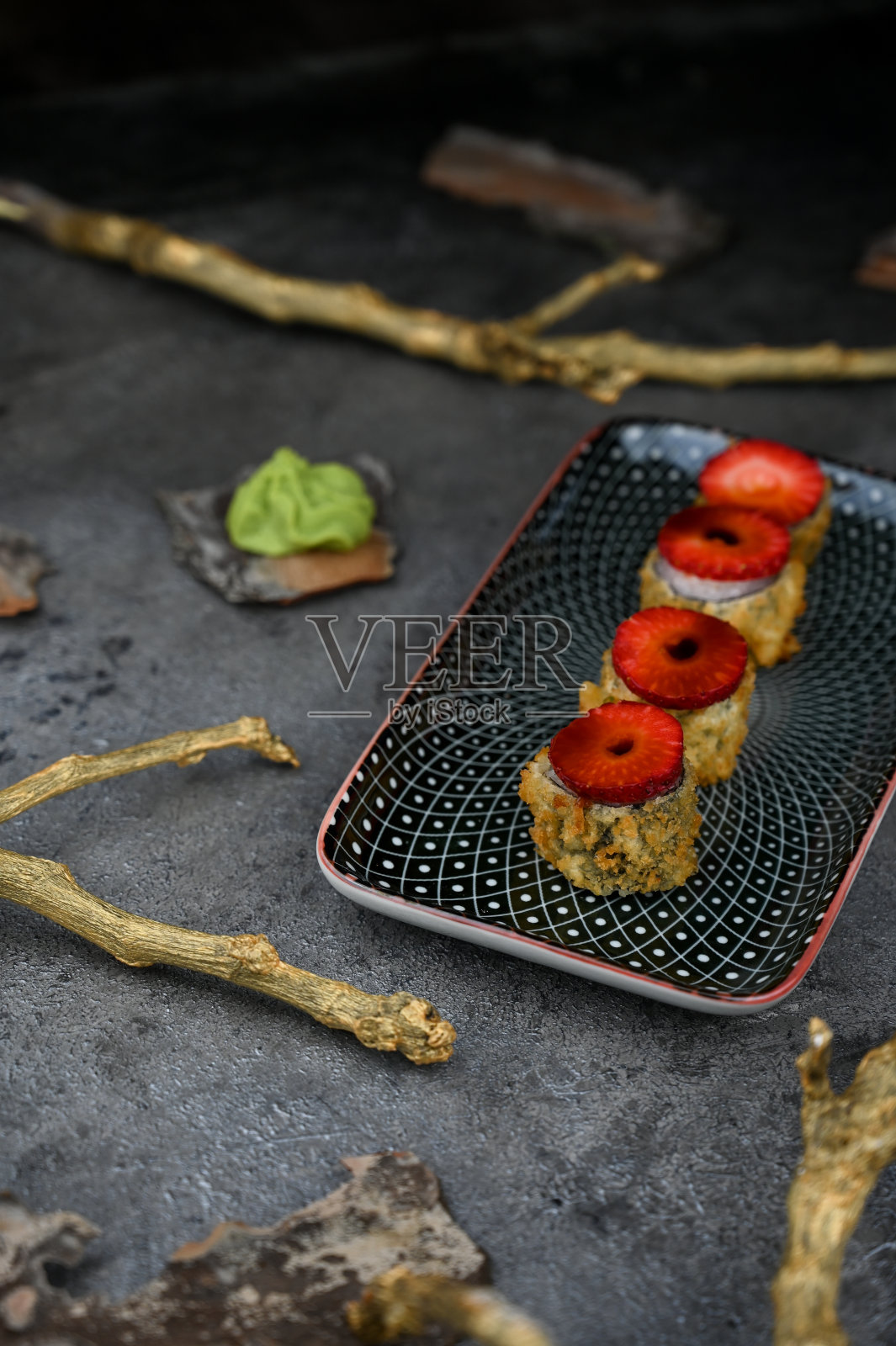 热炸寿司卷配三文鱼、牛油果、奶酪和草莓。寿司菜单。日本的食物。照片摄影图片