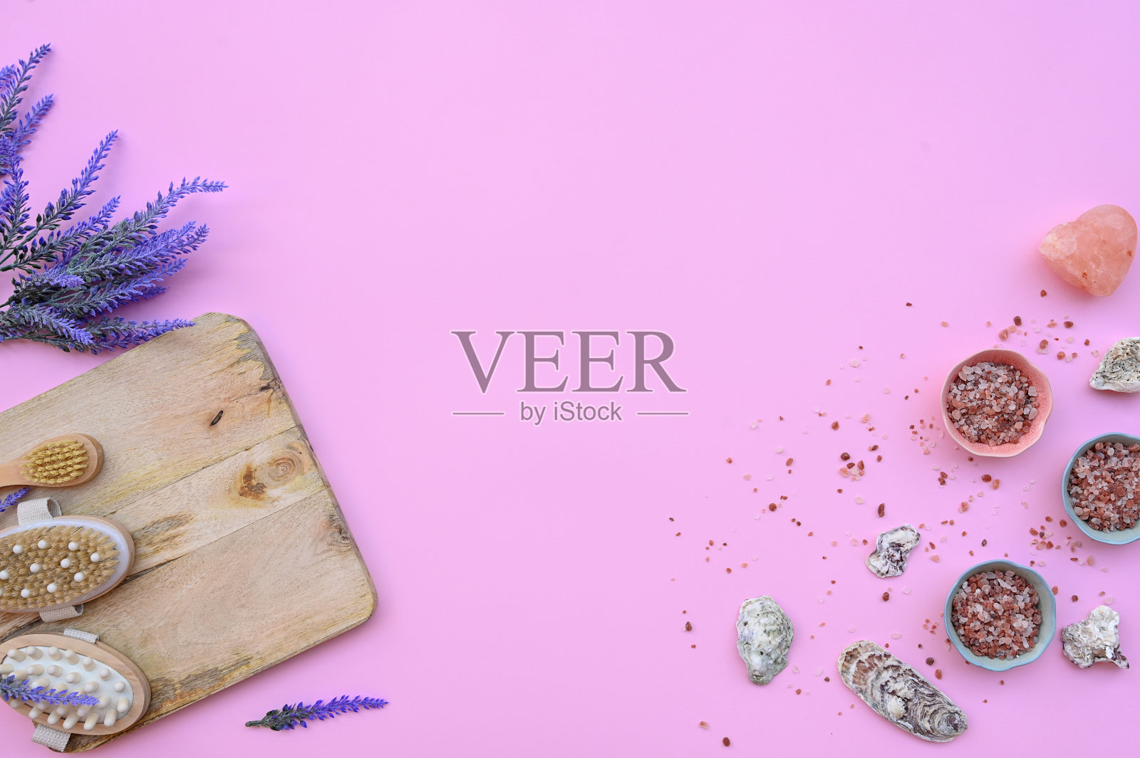 粉红色喜马拉雅盐。水疗美容护理配件。卫生及身体护理平铺配件:手工皂、浮石、照片摄影图片