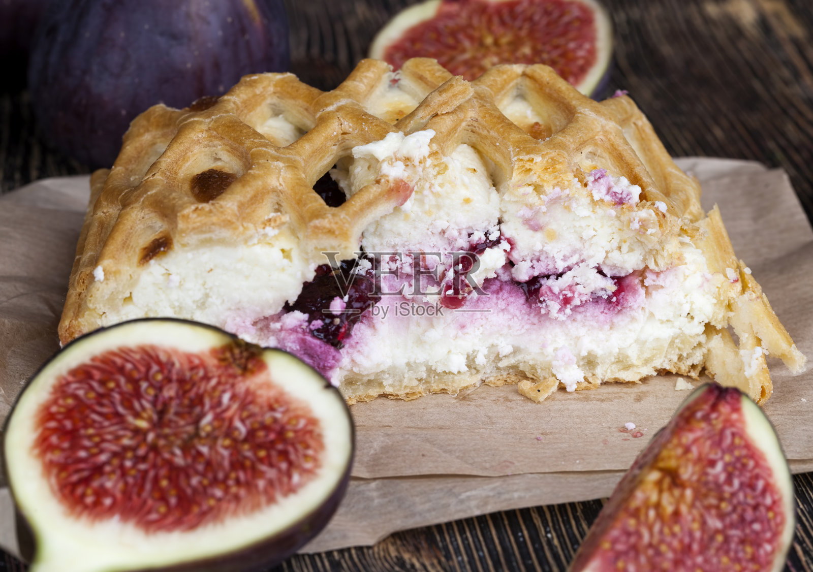 由白软干酪奶油和红浆果制成的甜点照片摄影图片