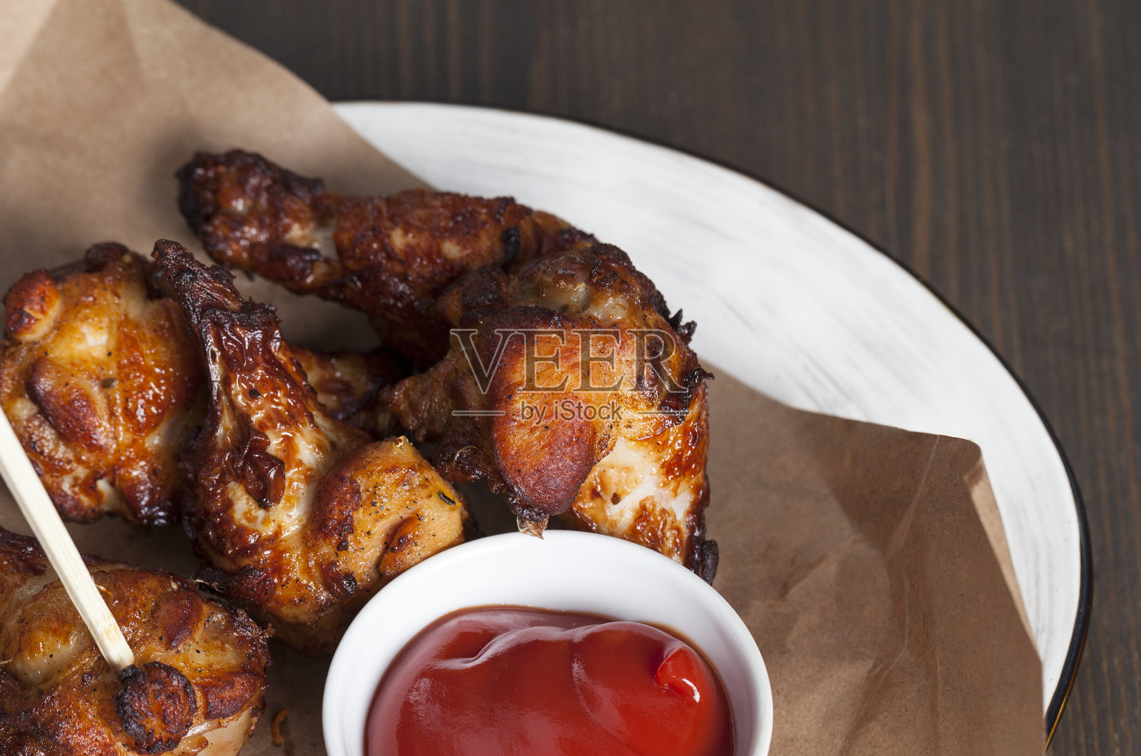 烤鸡翅加番茄酱照片摄影图片