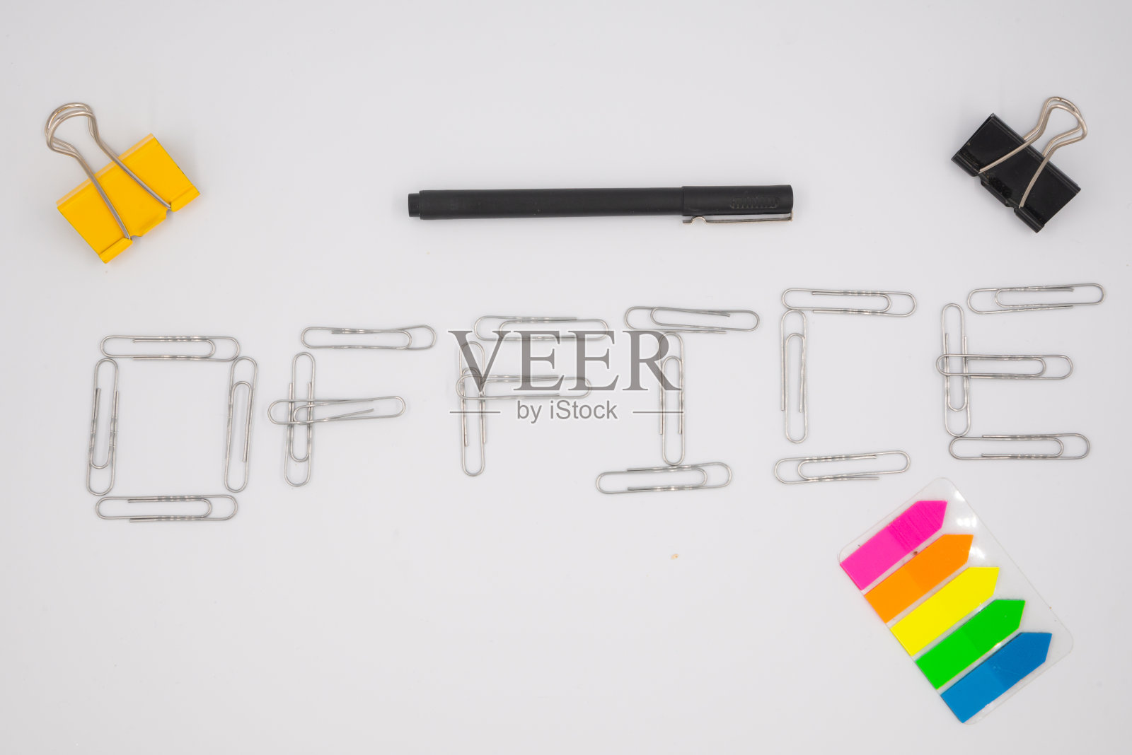 “办公室”用金属回形针写在白纸的背景上。平的。呆在家里。远程工作。远程教育。隔离。闭关锁国则。摧毁自由的工作。照片摄影图片