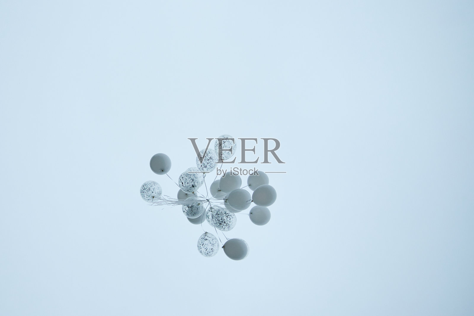 白色的气球在美丽的蓝天上照片摄影图片