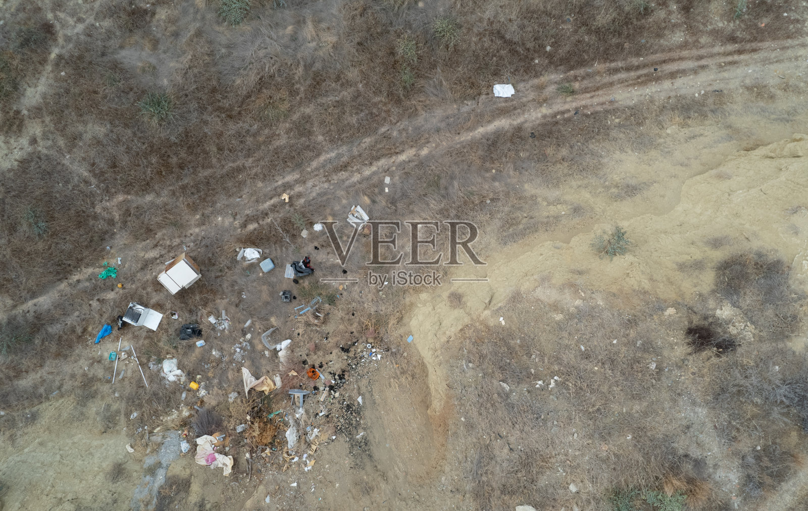 无人机空中垃圾，自然垃圾，室外环境污染。照片摄影图片