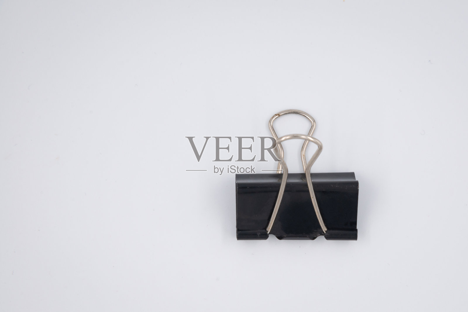 黑色回形针孤立在白色背景。照片摄影图片