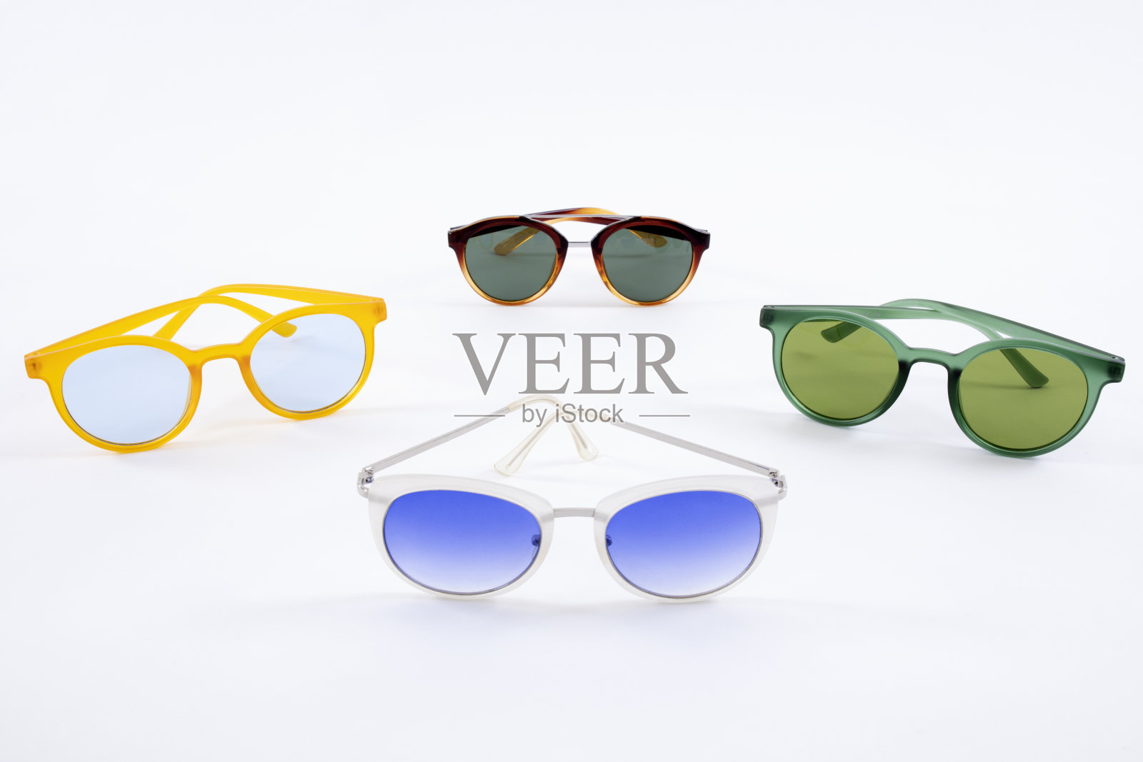 许多彩色的太阳镜在白色的背景照片摄影图片