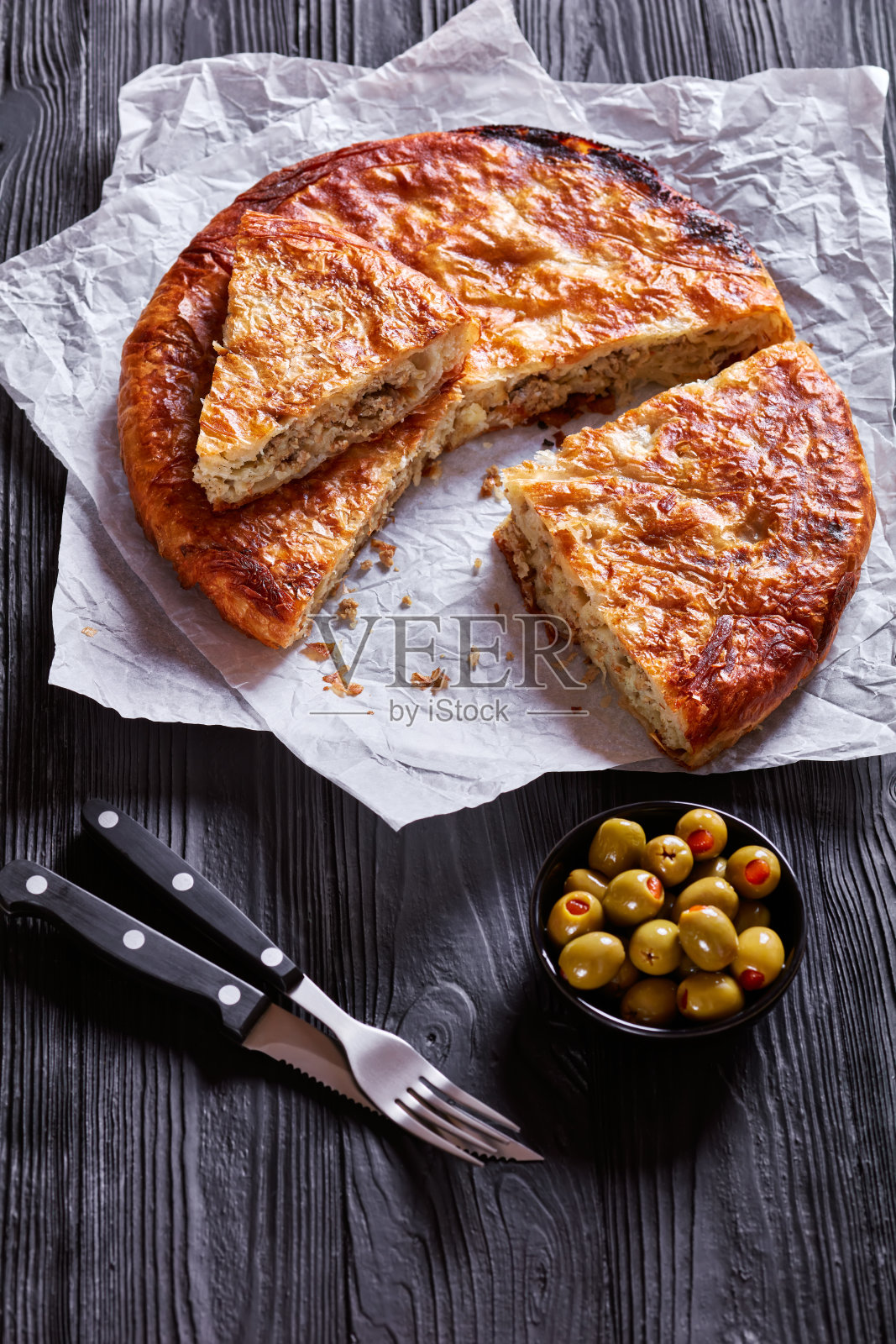 这是一种美味的肉馅酥皮馅饼，地中海风味照片摄影图片