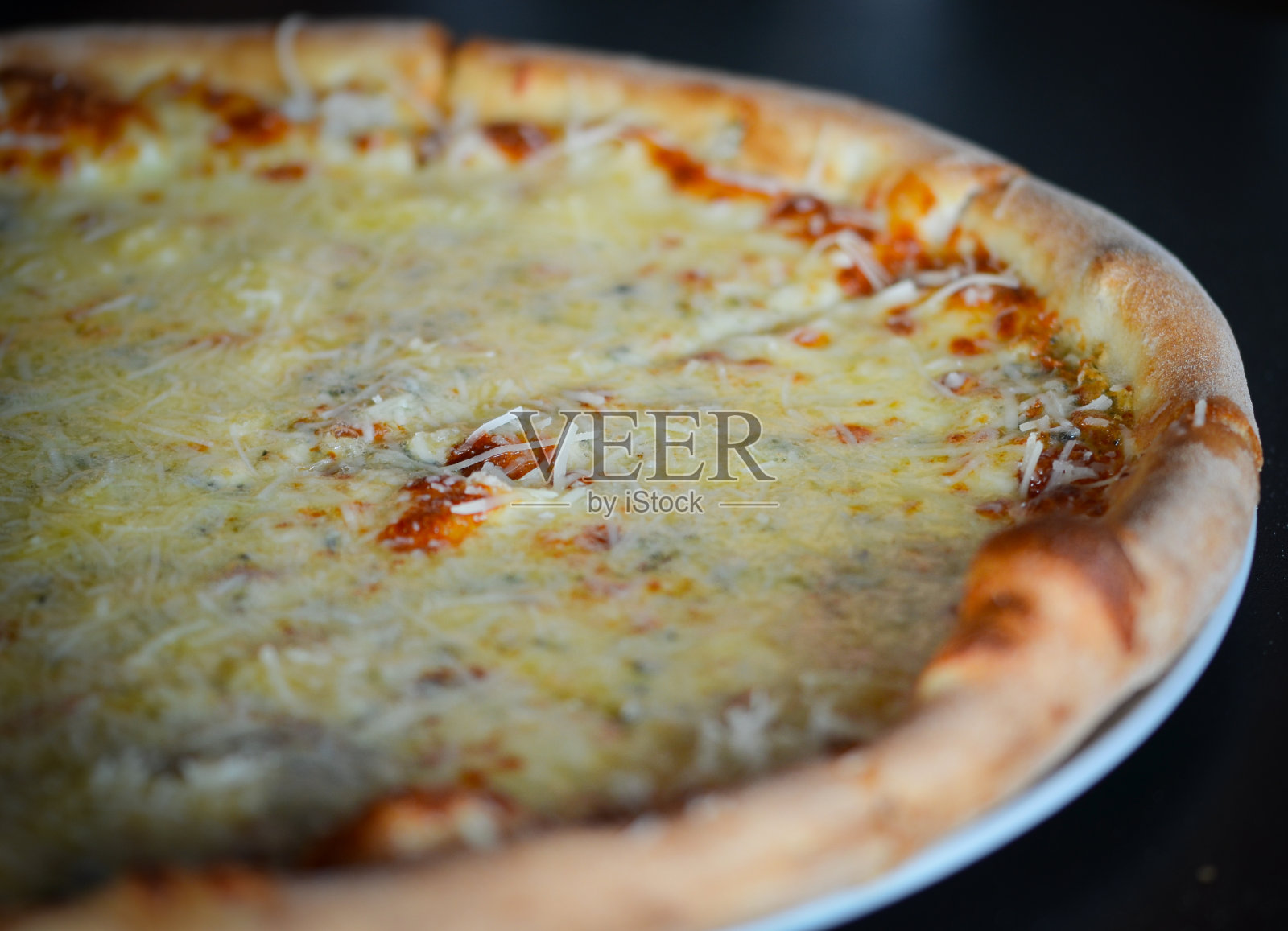 美味的意大利披萨，新鲜的食材和蔬菜照片摄影图片