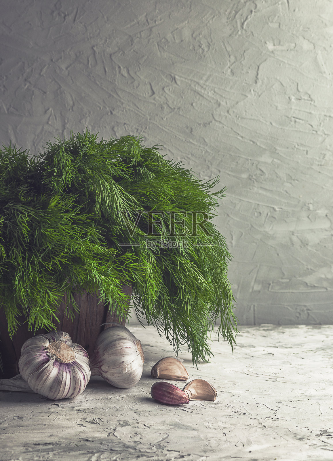 给每个人的健康食品。时令新鲜大蒜和小茴香，健康的生活方式和营养。莳萝和大蒜照片摄影图片