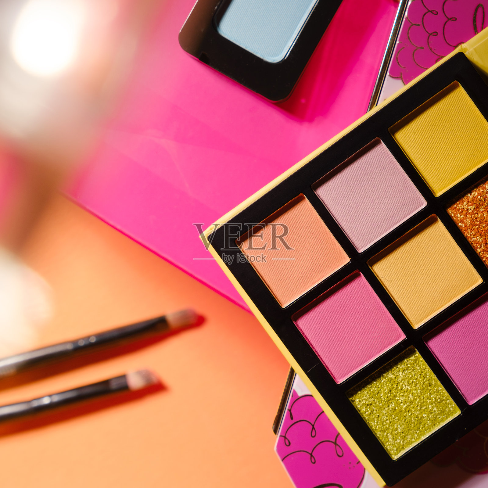 眼影调色板与九个明亮，金属，哑光色调在彩色的背景照片摄影图片