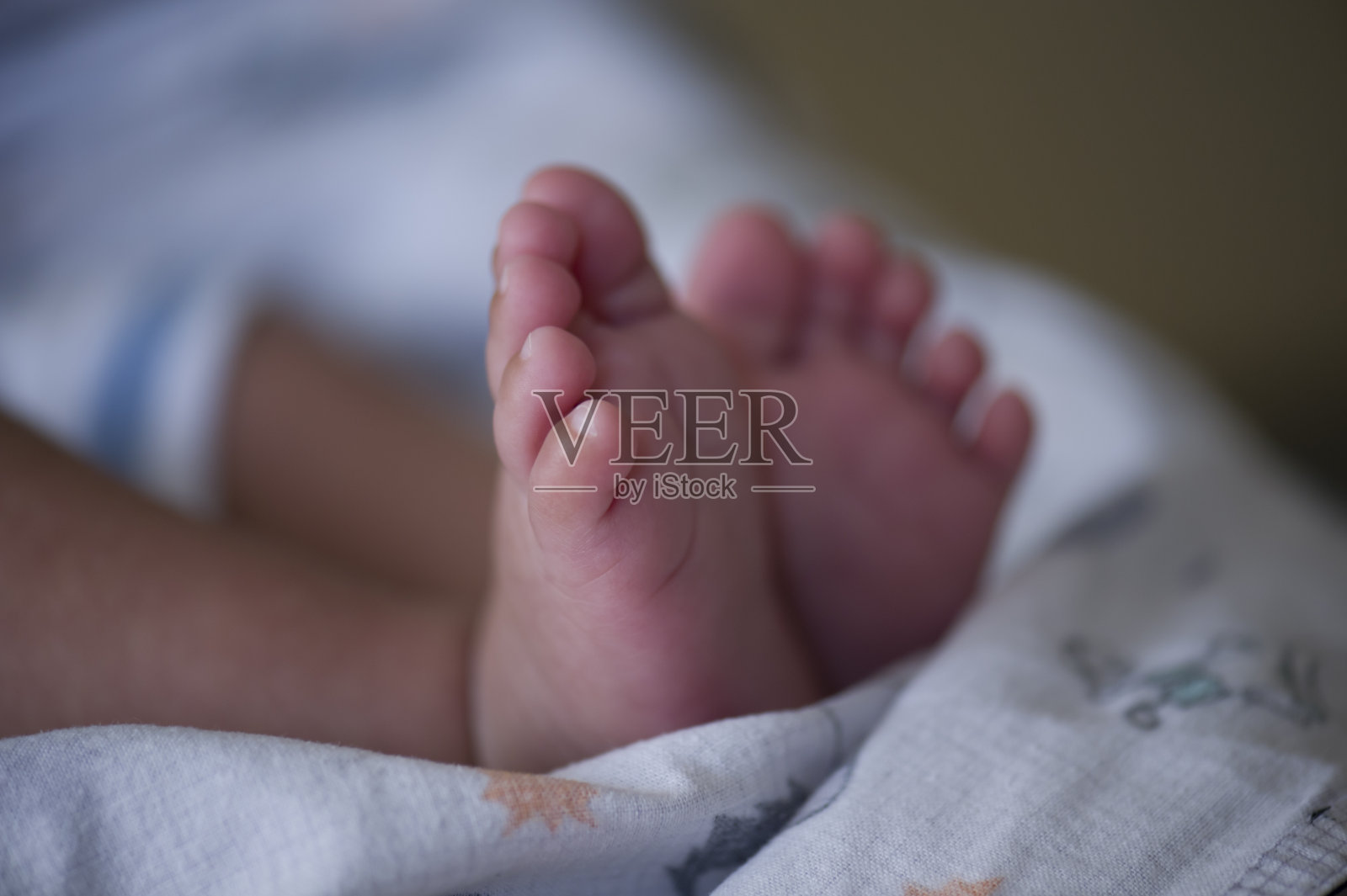 新生婴儿的脚和脚趾照片摄影图片