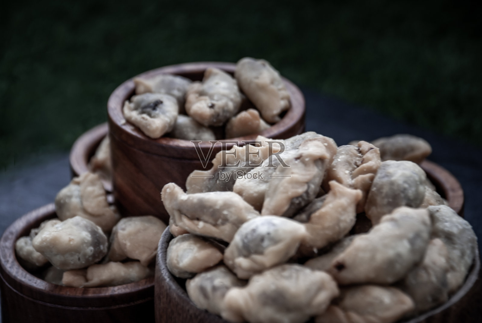 木制杯子里的Pansib糕点，泰式饺子馅，泰式甜点，小吃。照片摄影图片