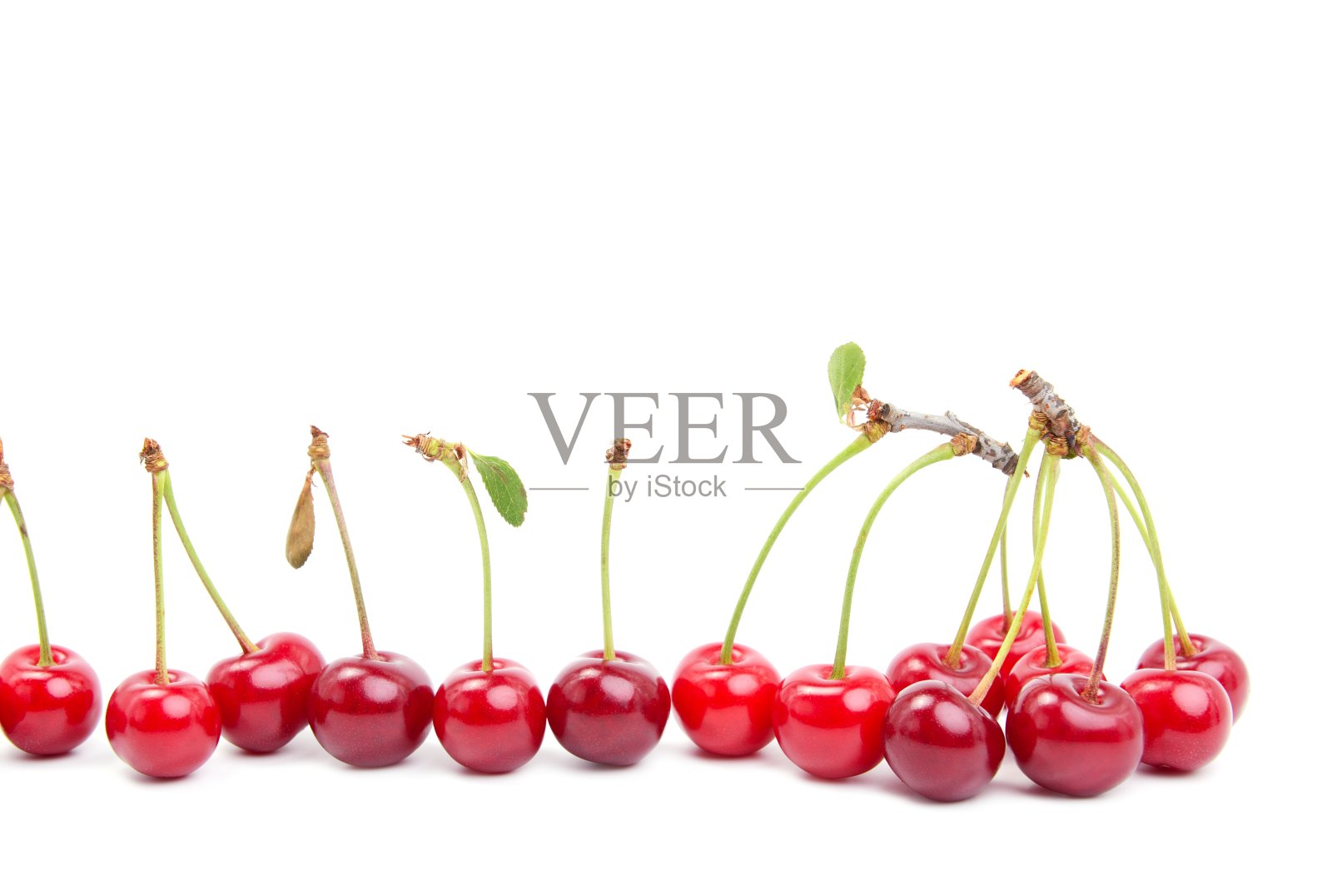 甜的新鲜红樱桃，孤立在白色背景照片摄影图片