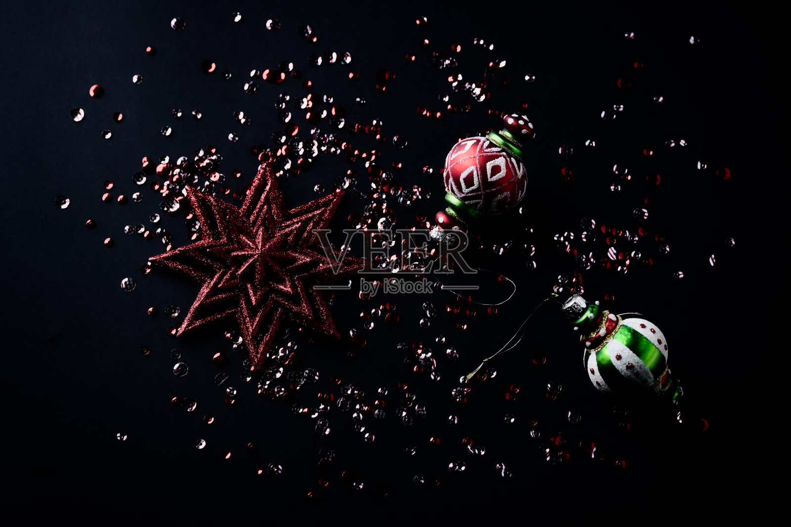 圣诞装饰品在黑暗的纸背景。前视图。关闭了。照片摄影图片