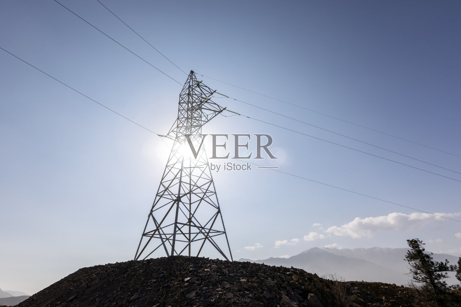 输电塔或电塔。它们和它们的架空电线通常被认为是一种视觉污染。减少视觉效果的方法包括地下接地。照片摄影图片