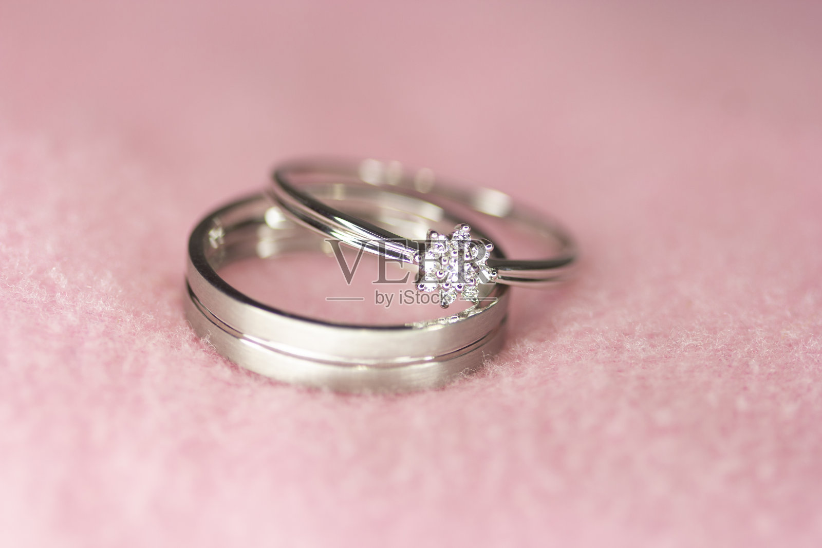粉红色的结婚戒指照片摄影图片