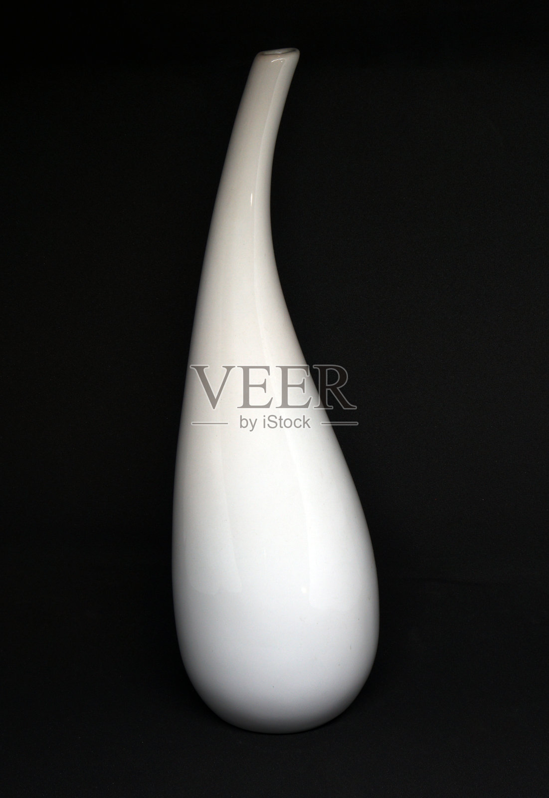 白色花瓶孤立在黑色背景上照片摄影图片