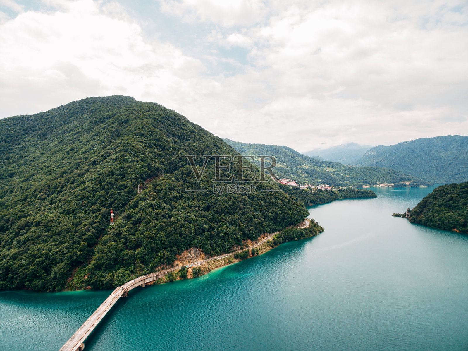 沿着皮瓦湖的桥和路。黑山。无人机照片摄影图片