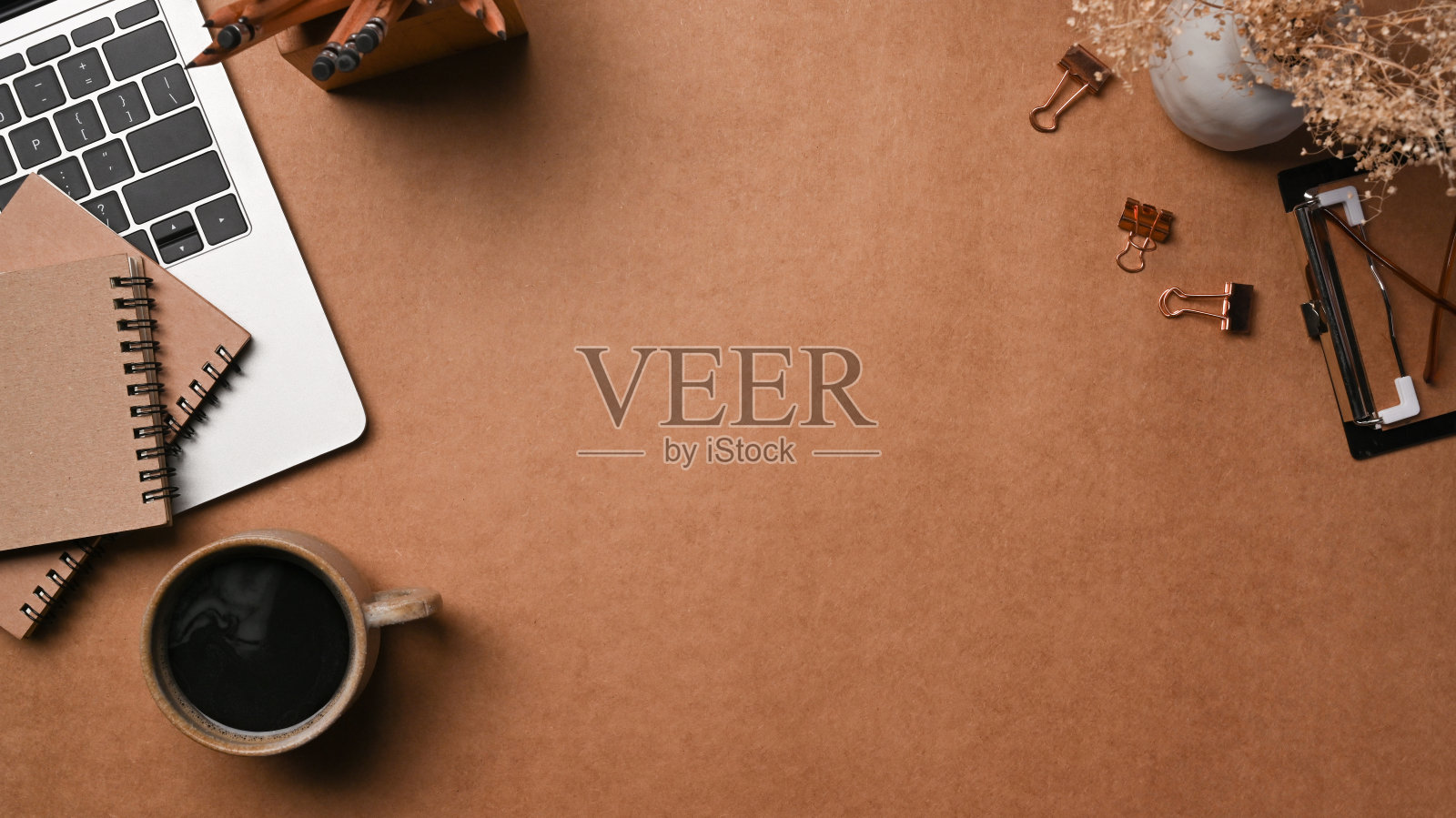 顶视图时尚的工作场所与笔记本电脑，笔记本和咖啡杯。照片摄影图片