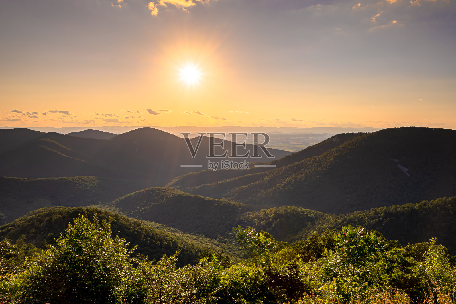 弗吉尼亚州谢南多厄国家公园，从天际线上看到的蓝岭山脉。照片摄影图片