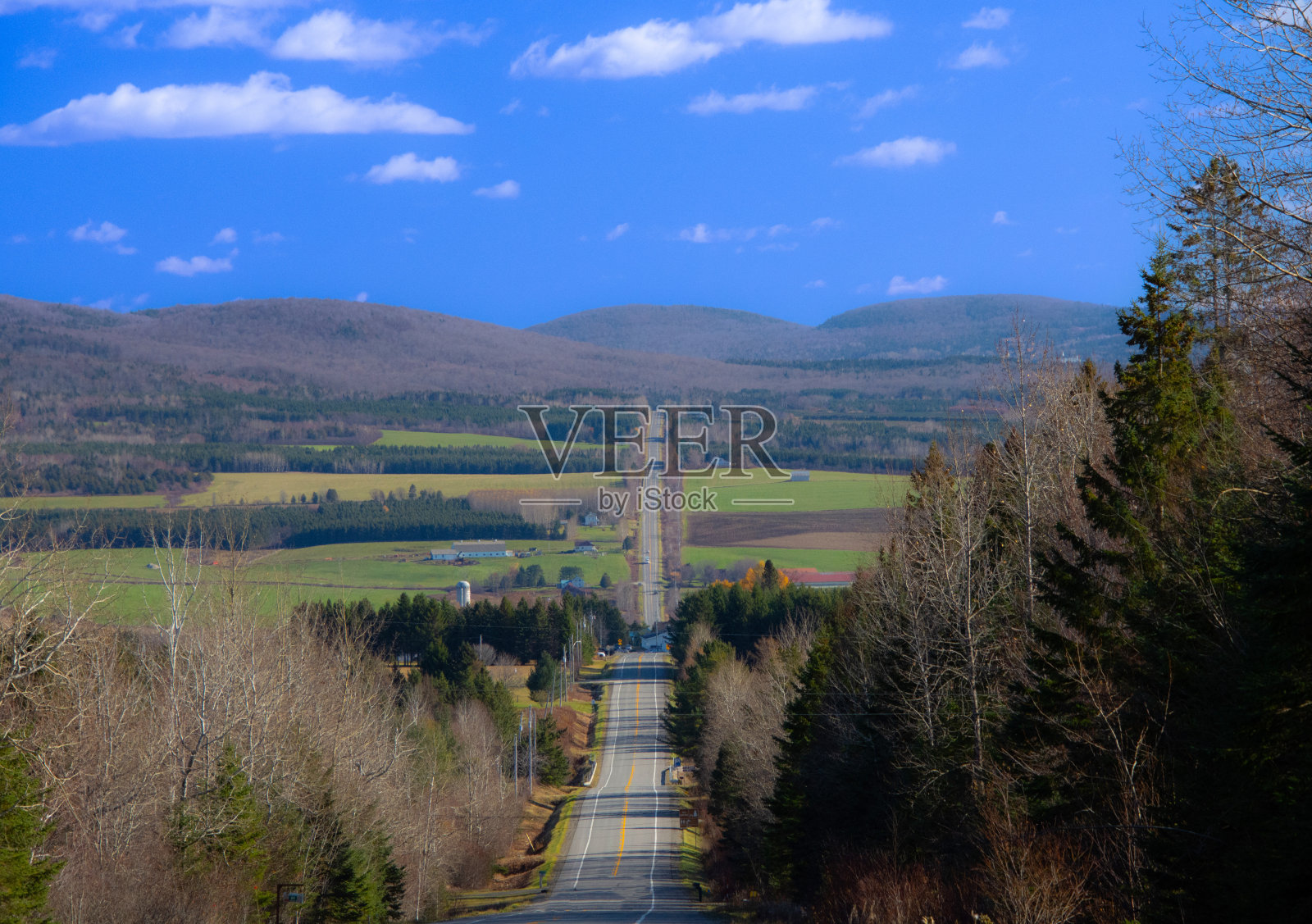 乡村景观与道路在秋天照片摄影图片
