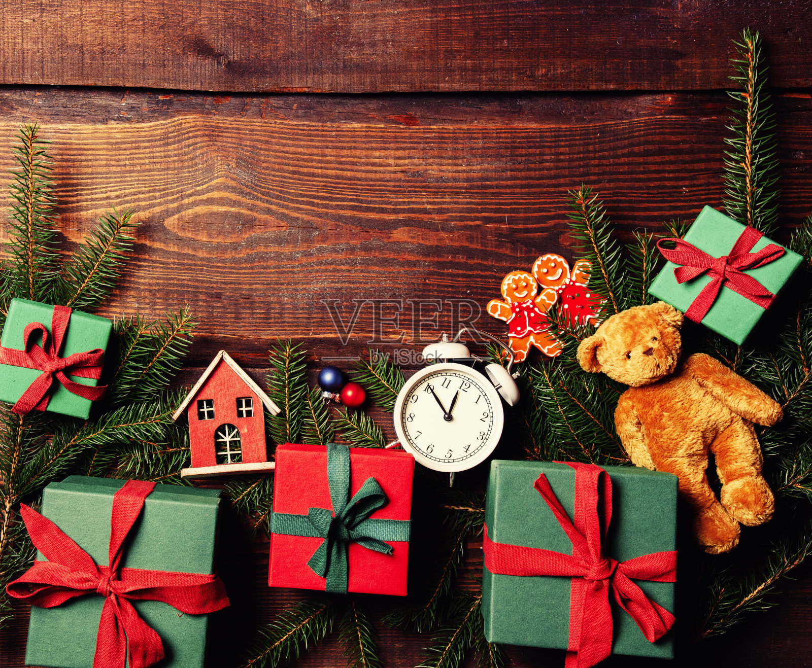 木桌上的圣诞礼物和装饰。照片摄影图片