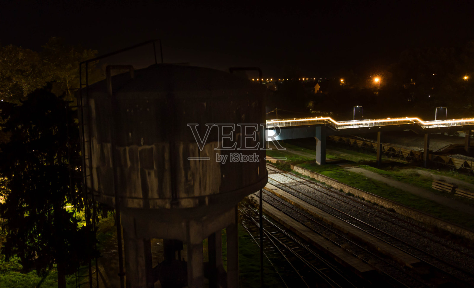 旧渡槽和铁轨上的人行天桥照片摄影图片