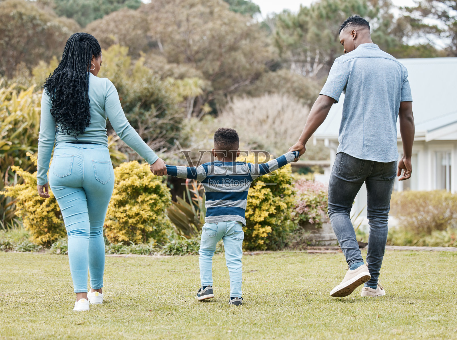 这是一对难以辨认的夫妇和他们的儿子在花园里的全长照片照片摄影图片