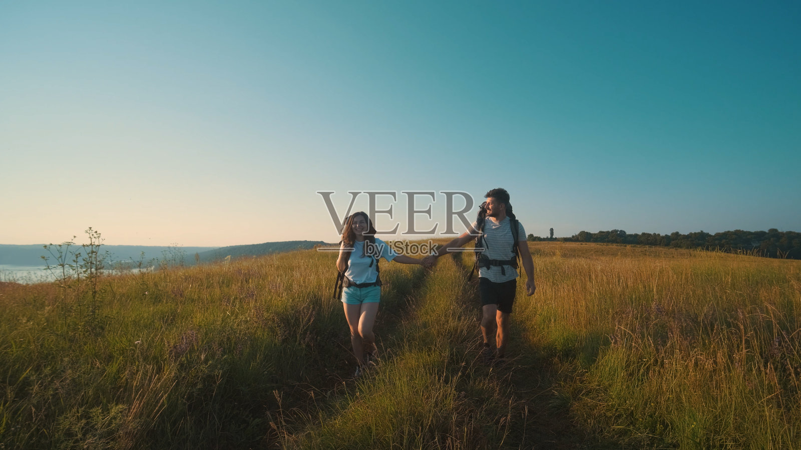 快乐的男人和女人背着背包旅行照片摄影图片