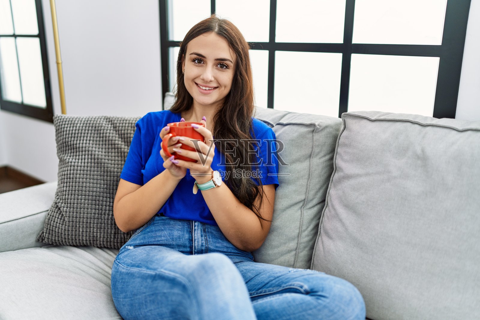 年轻的白人女性微笑着自信地喝着咖啡照片摄影图片