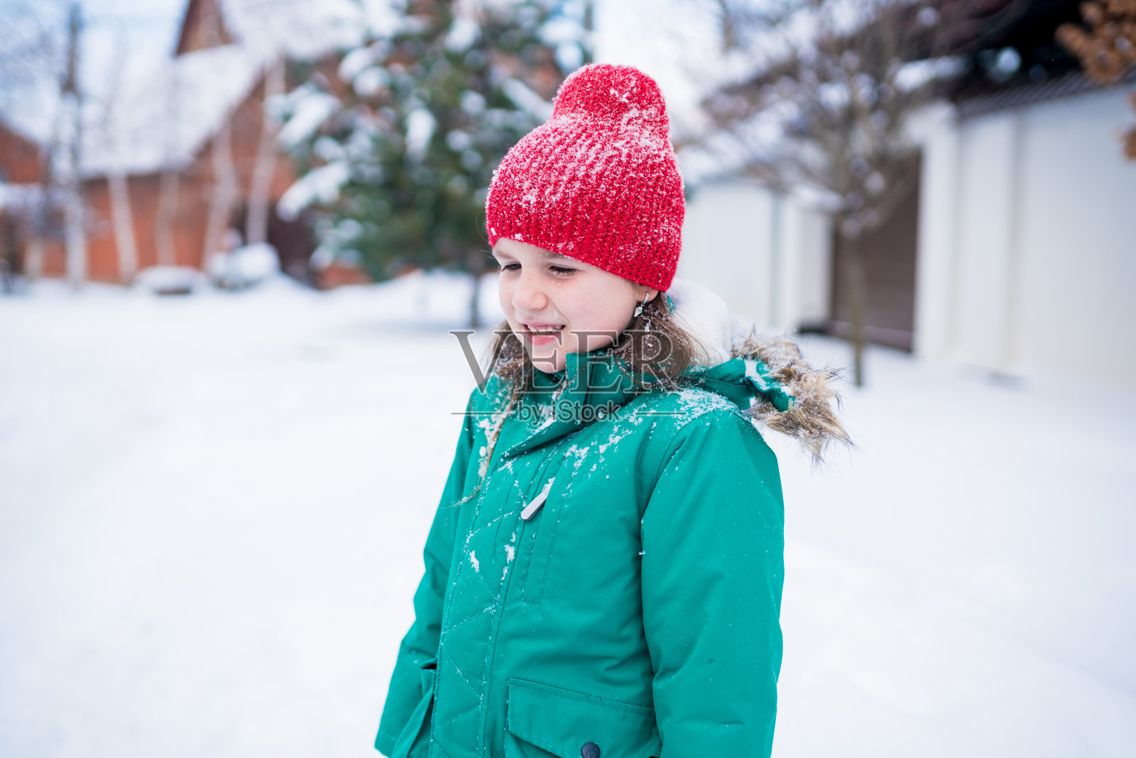 冬日正面的童女肖像，冬日里穿着温暖的休闲装。孩子们在寒冷的天气里在户外玩耍。雪后与孩子们积极休闲照片摄影图片