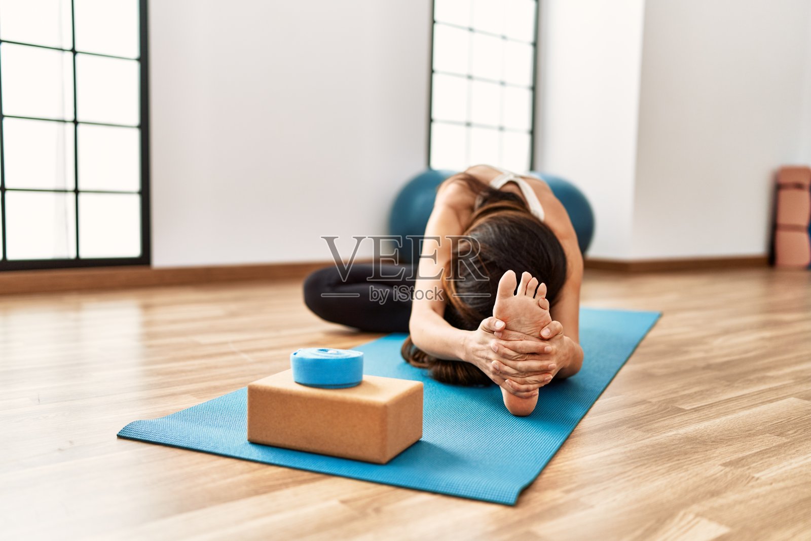 中年西班牙妇女在体育中心做伸展运动照片摄影图片