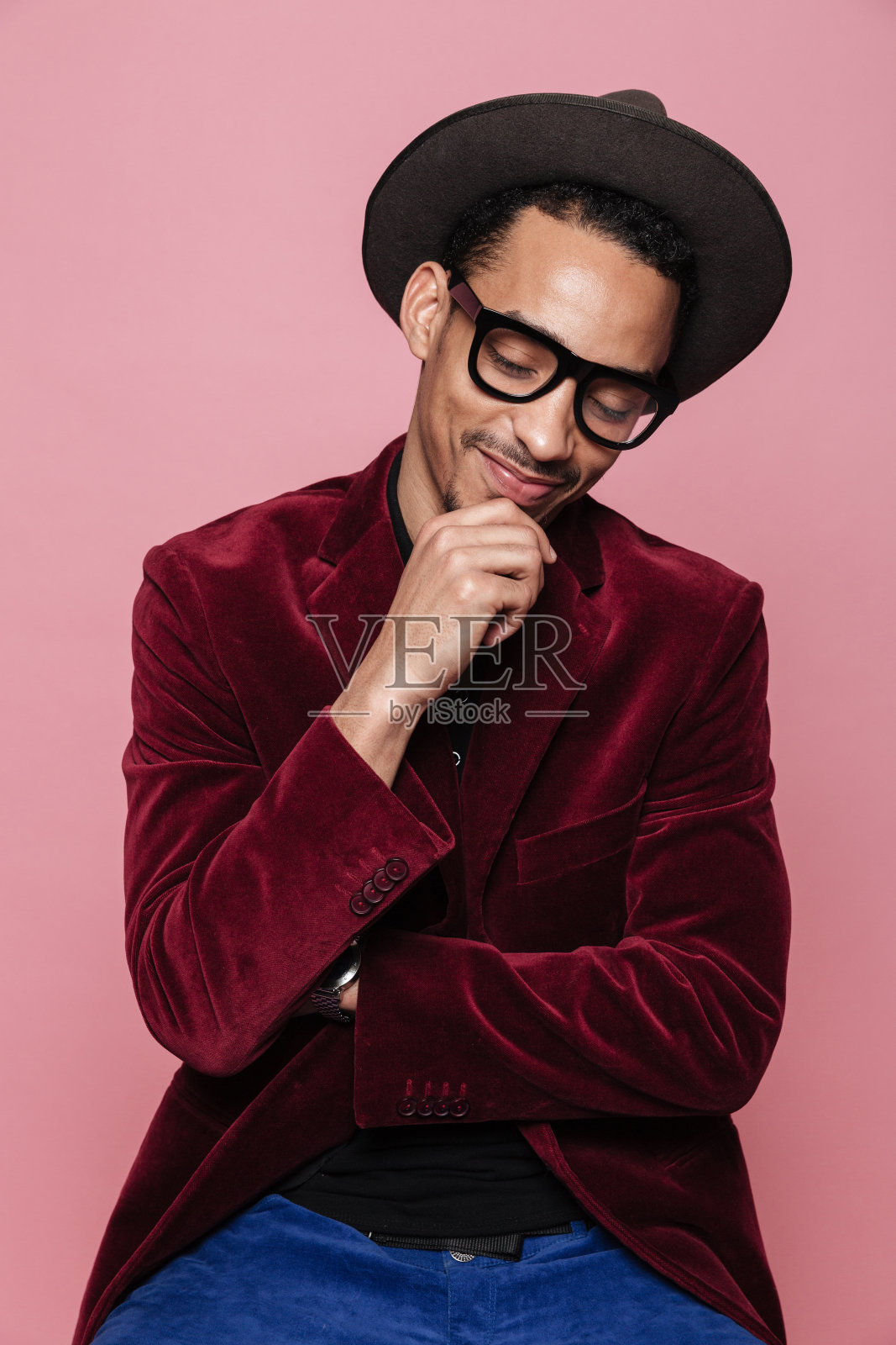 一个戴着帽子微笑沉思的非洲人的肖像照片摄影图片