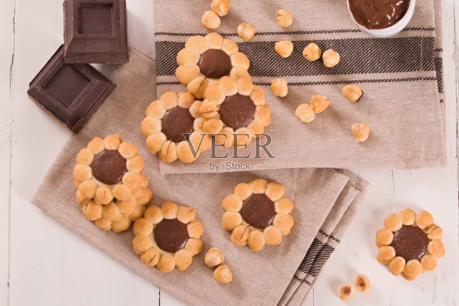 花状巧克力饼干。照片摄影图片