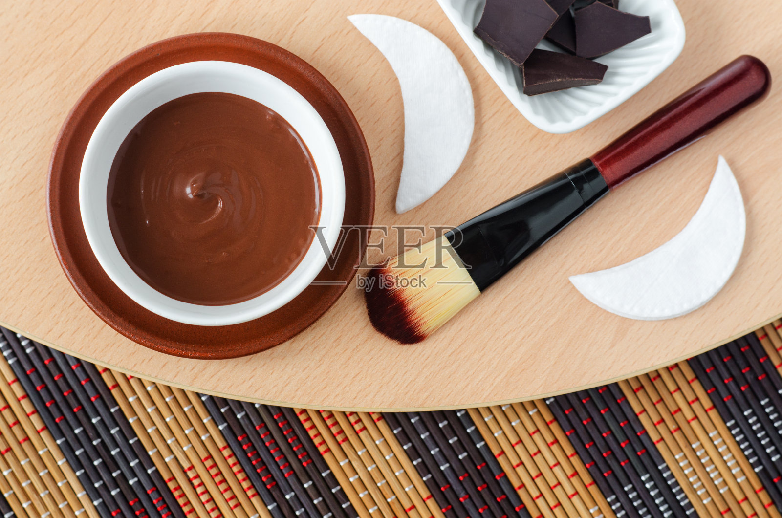 可可(黑巧克力)脸和身体面膜在碗里。自制美容和水疗食谱。俯视图，复制空间。照片摄影图片