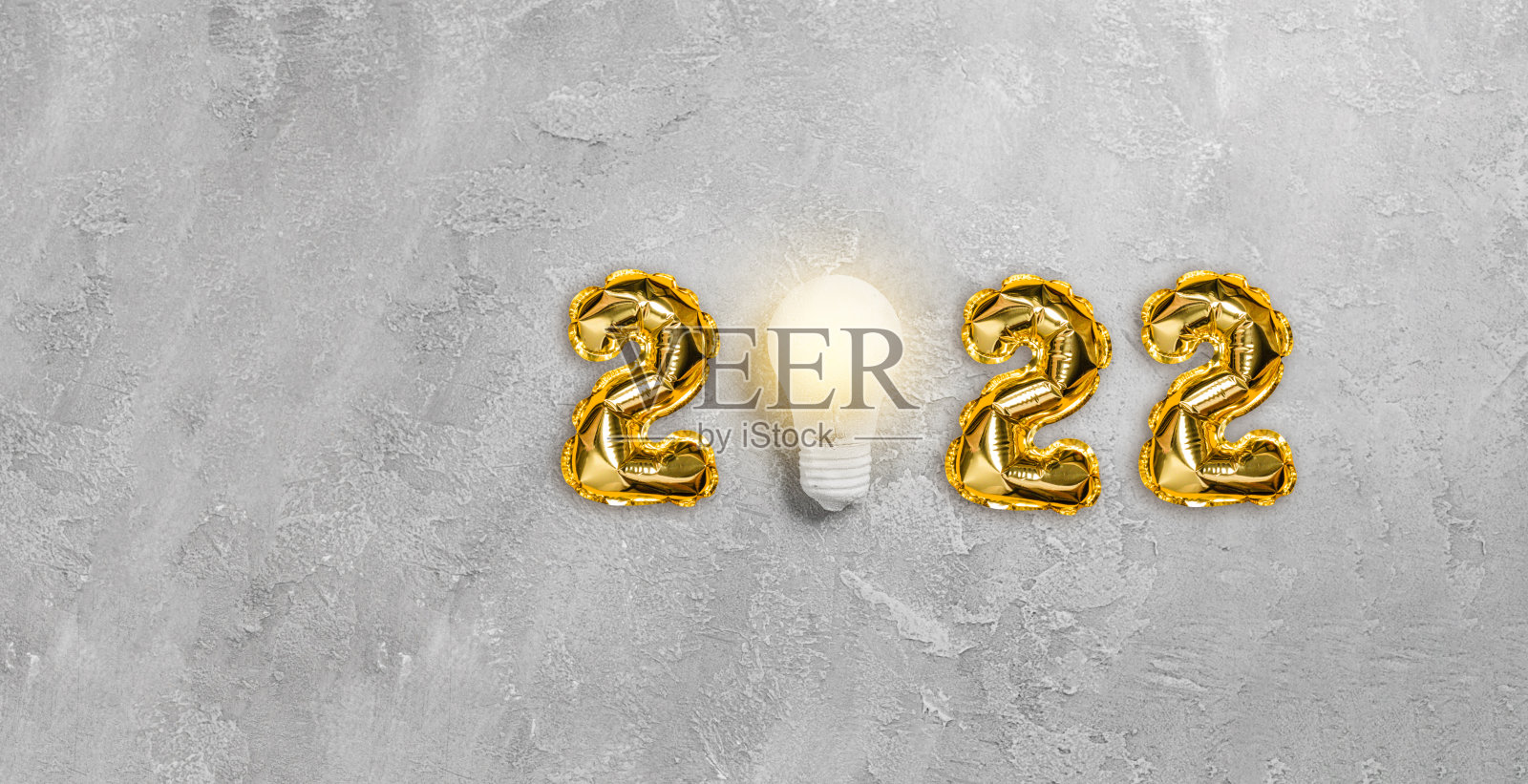 一个挂在灰色混凝土背景上的灯泡。成功的经营理念和创意的创新理念。平铺，俯视图，复制空间照片摄影图片