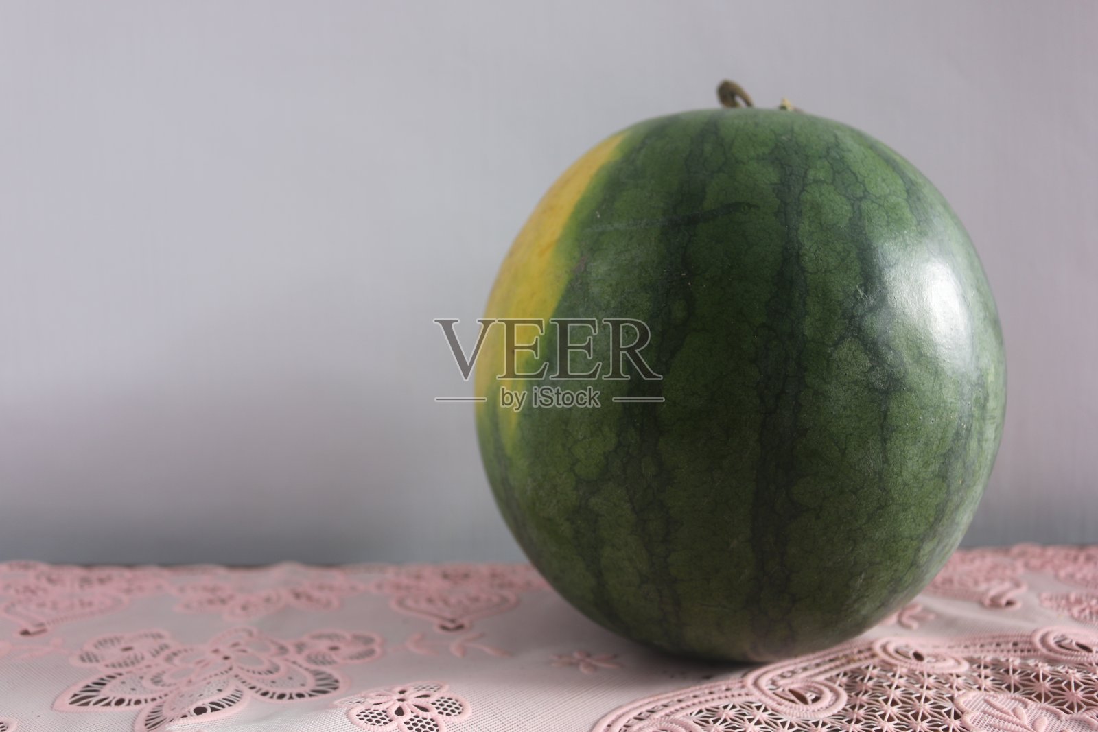 成熟的西瓜被放在粉红色的桌子上照片摄影图片