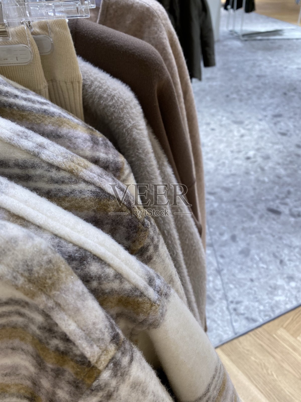 秋冬衣服挂在衣架上照片摄影图片