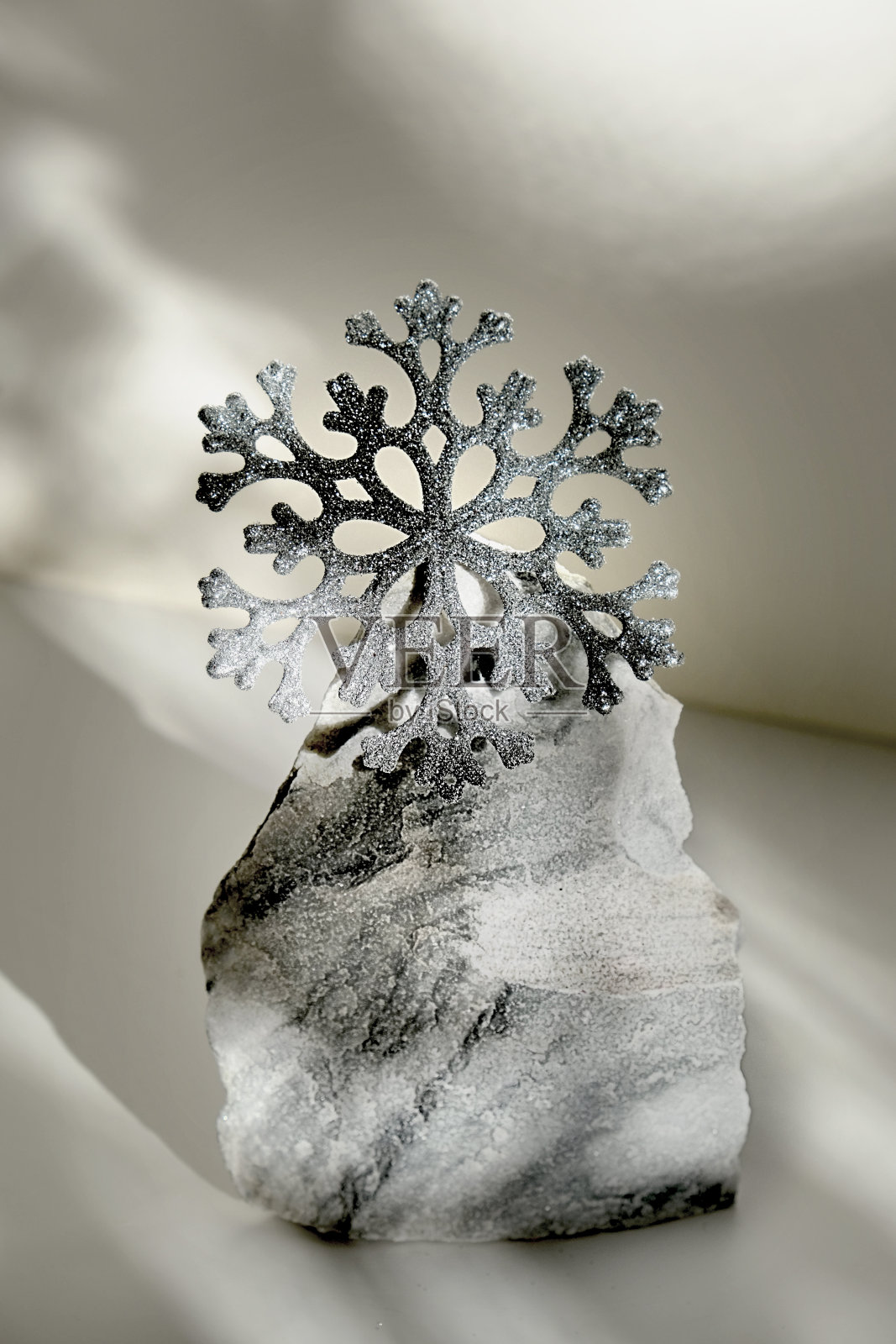 最小的圣诞组成。天然大理石台架与银光闪闪的雪花呈现。照片摄影图片