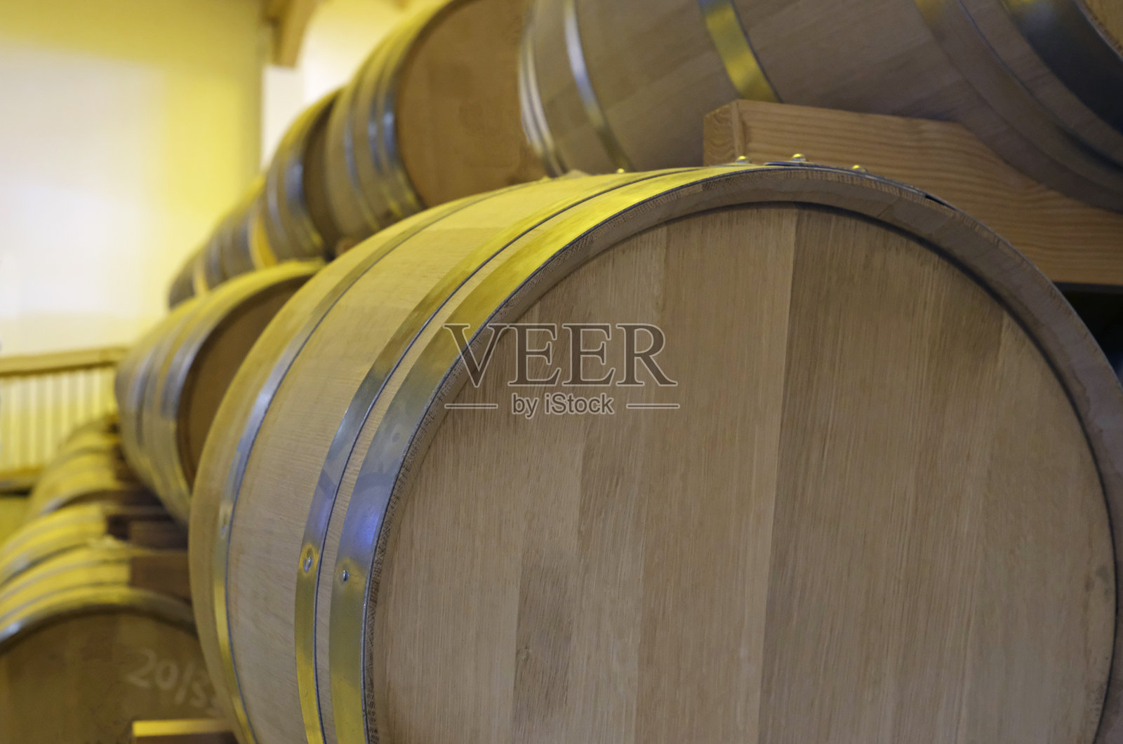 威士忌酒厂里堆积的木桶照片摄影图片